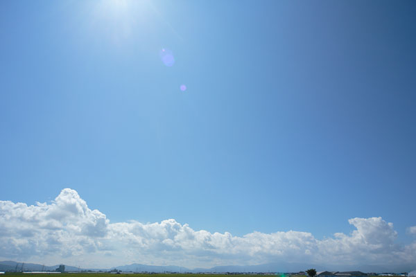山際の雲海、上空の真っ青な空、輝く太陽。2カット