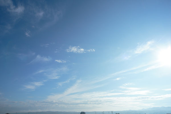 早朝の青空と雲の表情、逆光線の朝の空、雲。横位置写真2枚。無料写真素材