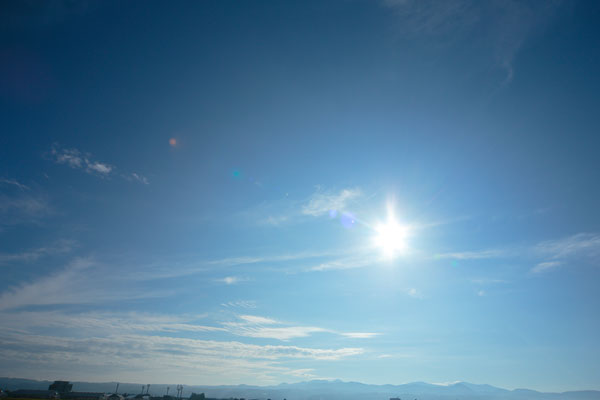 早朝の青空と雲の表情、逆光線の朝の空、雲。横位置写真2枚。無料写真素材