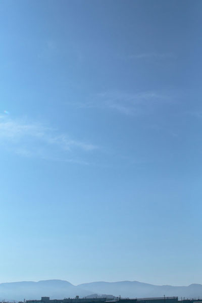 早朝の爽やかな青空・浮かぶ雲の無料画像。合成素材に最適。レベル未調整、用途で調整してください。