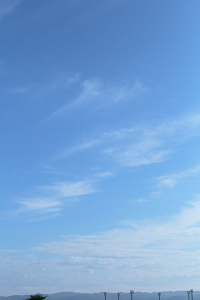 i73-3699　早朝の空 雲　縦の画像