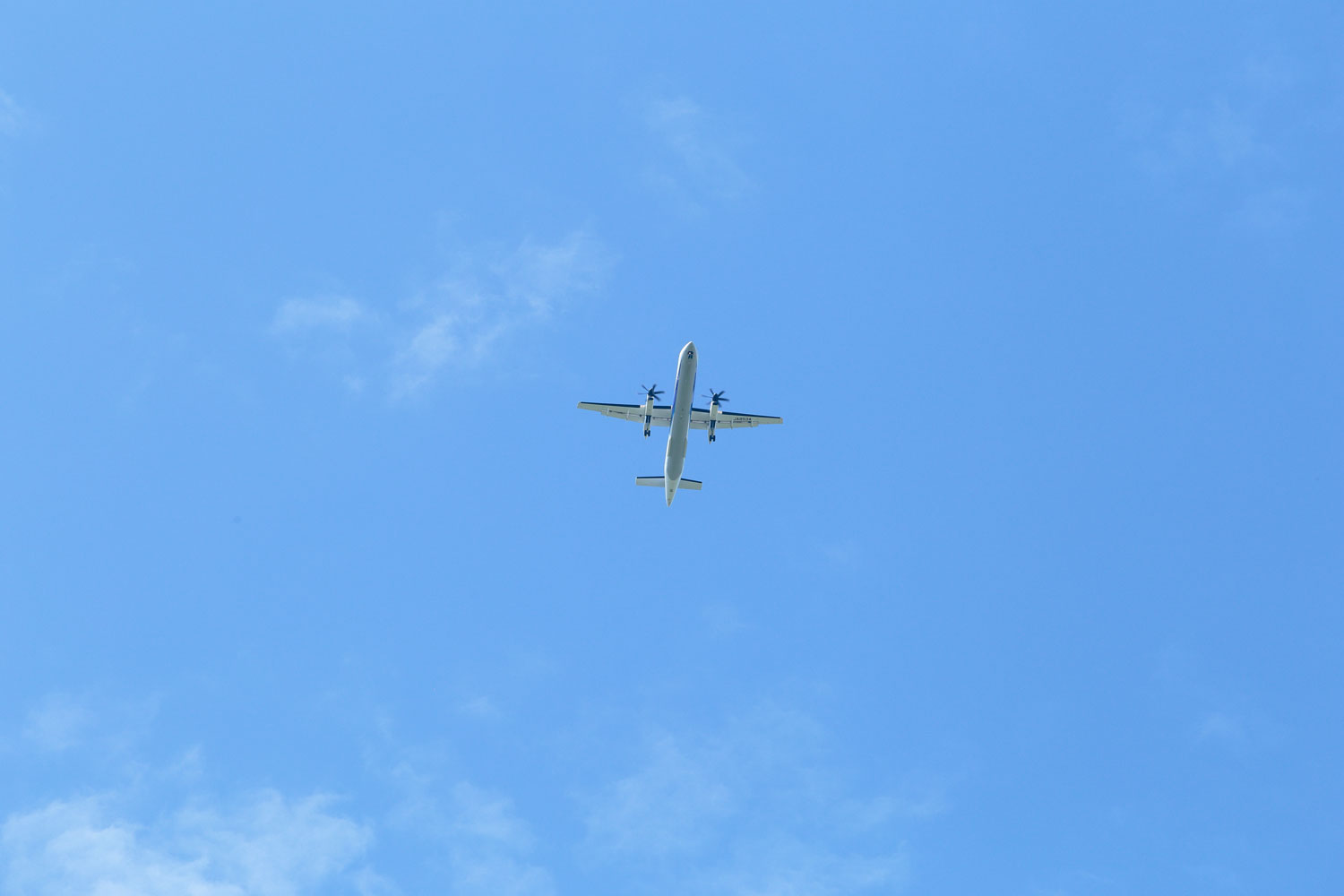 i74l-3886　青空と雲 飛行機