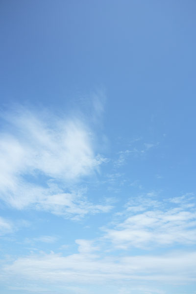 青空に筋雲の模様、雲と青い空のイメージ。無料画像・縦位置の写真
