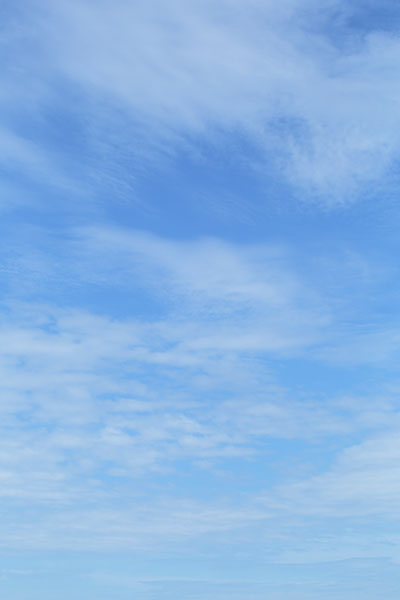 明るい爽やかな青空に模様のような筋雲。空のバックグラウンド・素材。縦位置の画像2枚。