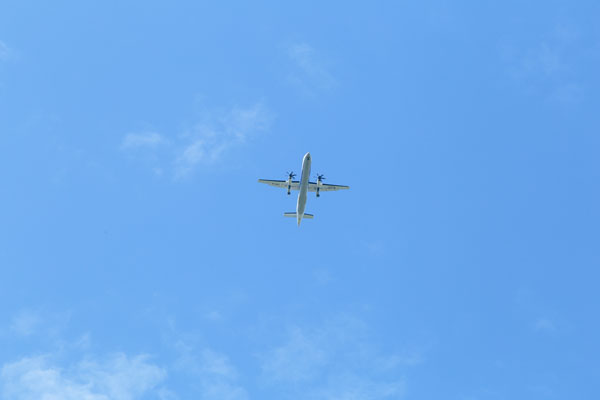 青空に筋雲2カット。雲のデザイン素材、合成写真素材。飛ぶ旅客機