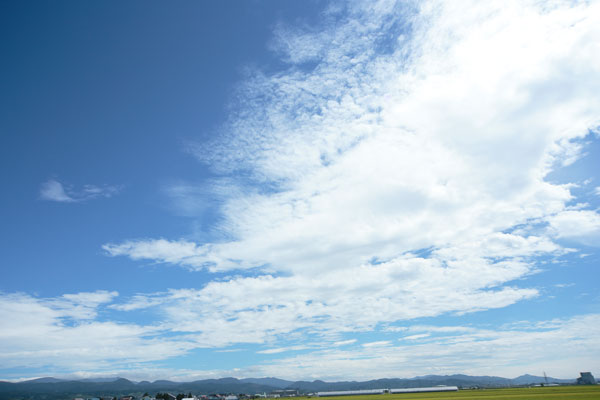 ワイドレンズによる広大な青空と遊ぶ雲の写真2点、合成用写真素材