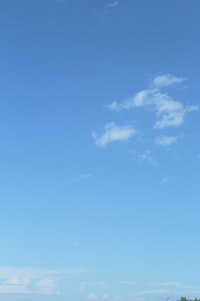 淡い青空に浮か小さめの千切れ雲、筋雲。雲・空の写真素材。フリー素材。