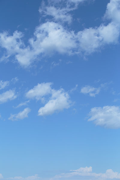 青空に遊ぶ、ちぎれ雲、浮き雲、フリー写真素地、無料画像
