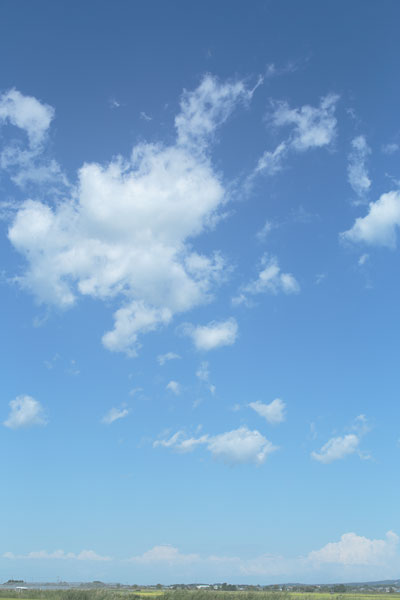 空の合成素材、青空に遊ぶ、ちぎれ雲、浮き雲、フリー写真素材、無料画像