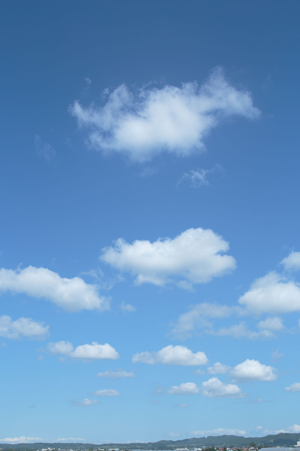 i78l-4663　青空と雲 　縦画像