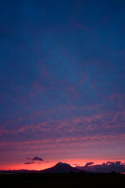 空と雲 夕暮れの空 暮色 夕焼け 縦 フリー画像 無料写真素材 花ざかりの森