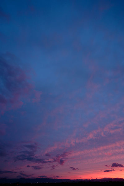 夕焼け、夕暮れの空 縦 無料画像 フリー写真素材