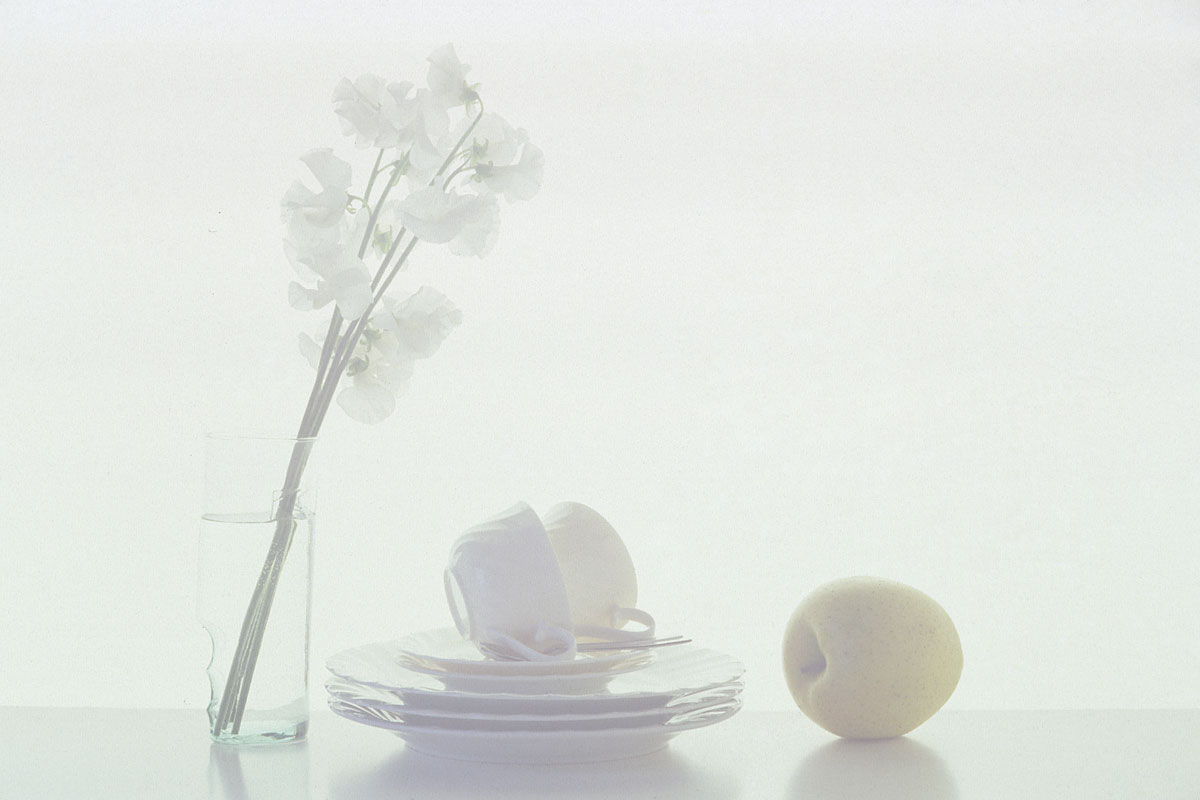 lif-0011　キッチン 食器 果物 リンゴ 花 スウィトピー 朝のイメージ