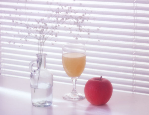 朝のイメージ 果物 ジュース リンゴ 花 かすみ草 画像 無料写真素材 フリー素材
