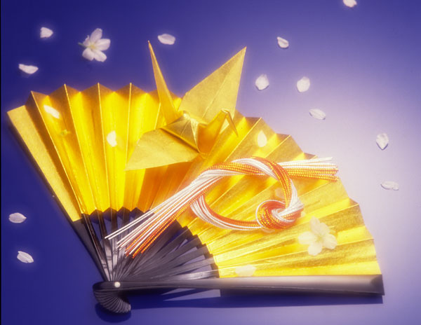 金の扇子と折り鶴 和風 祝い 正月 日本 イメージ 画像1 無料写真素材