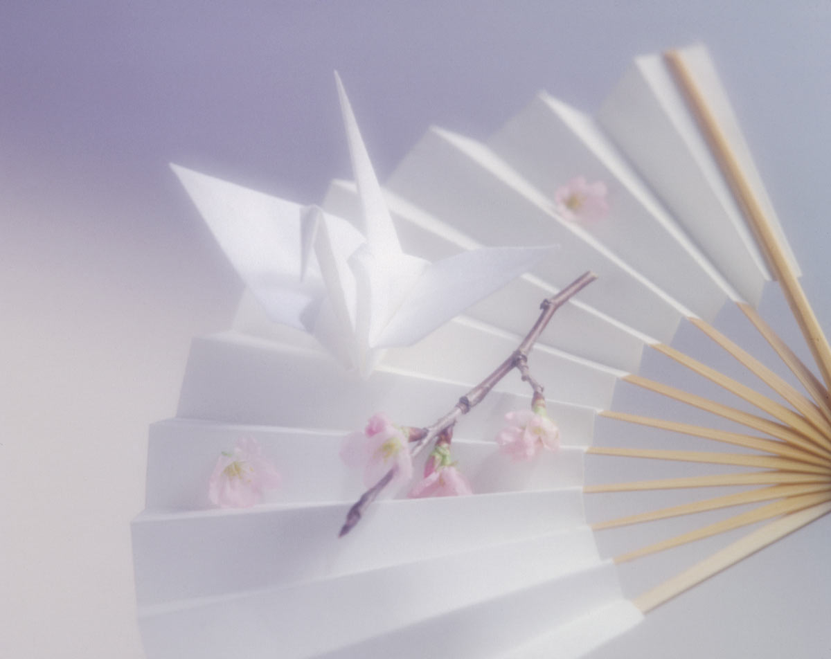wa-006　白の扇子と折り鶴 ・梅の花