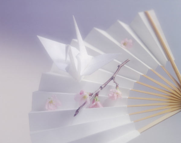 白い扇子と折り鶴 結婚式 正月 祝い 日本 和風 イメージ 無料写真素材